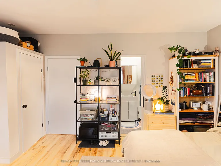 2088 Dundas St W — Photo 11