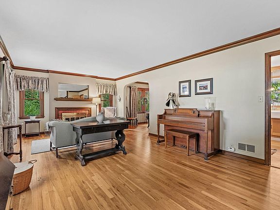 4th image of 611 2nd St NE