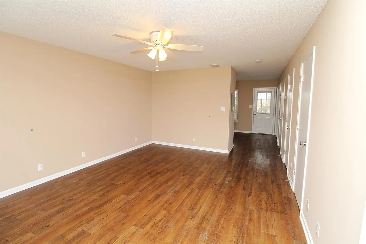 Building Photo - 2446 Caroline Dr #B