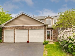 240 N Crooked Lake Ln, Lindenhurst, IL