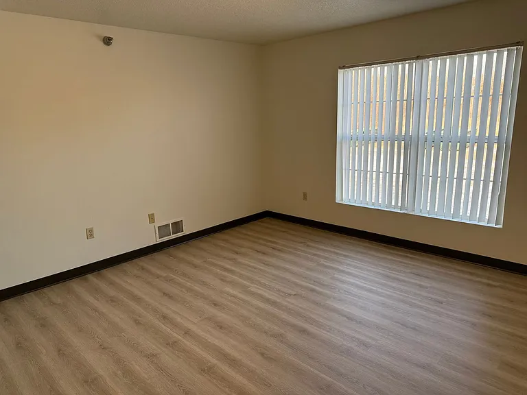Pointe West Apartments — Photo 36