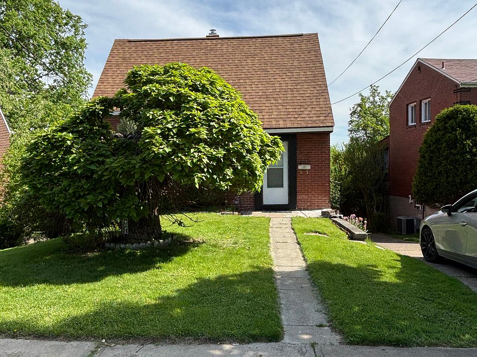 Front view of the home from the street. Located on a quiet cul-de-sac.