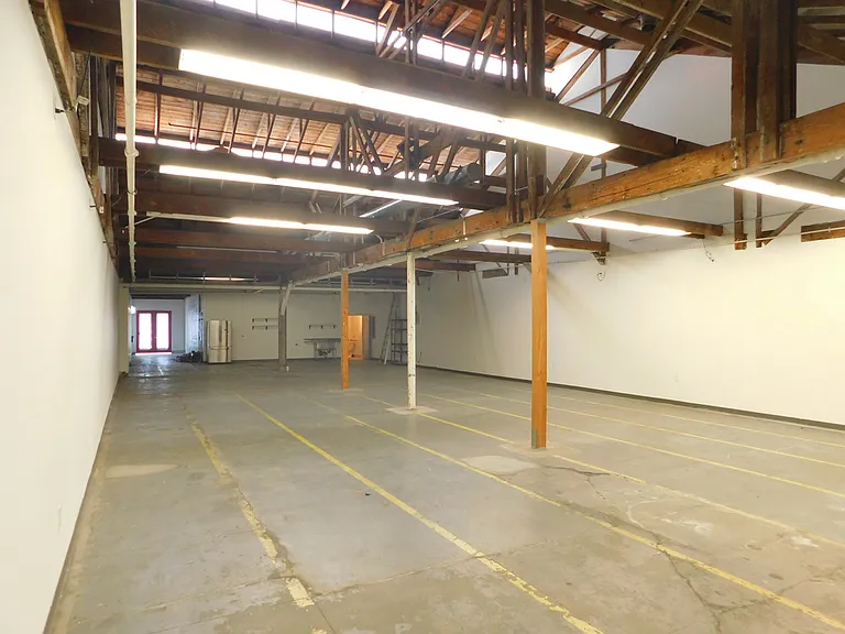 E Commercial St — Photo 23