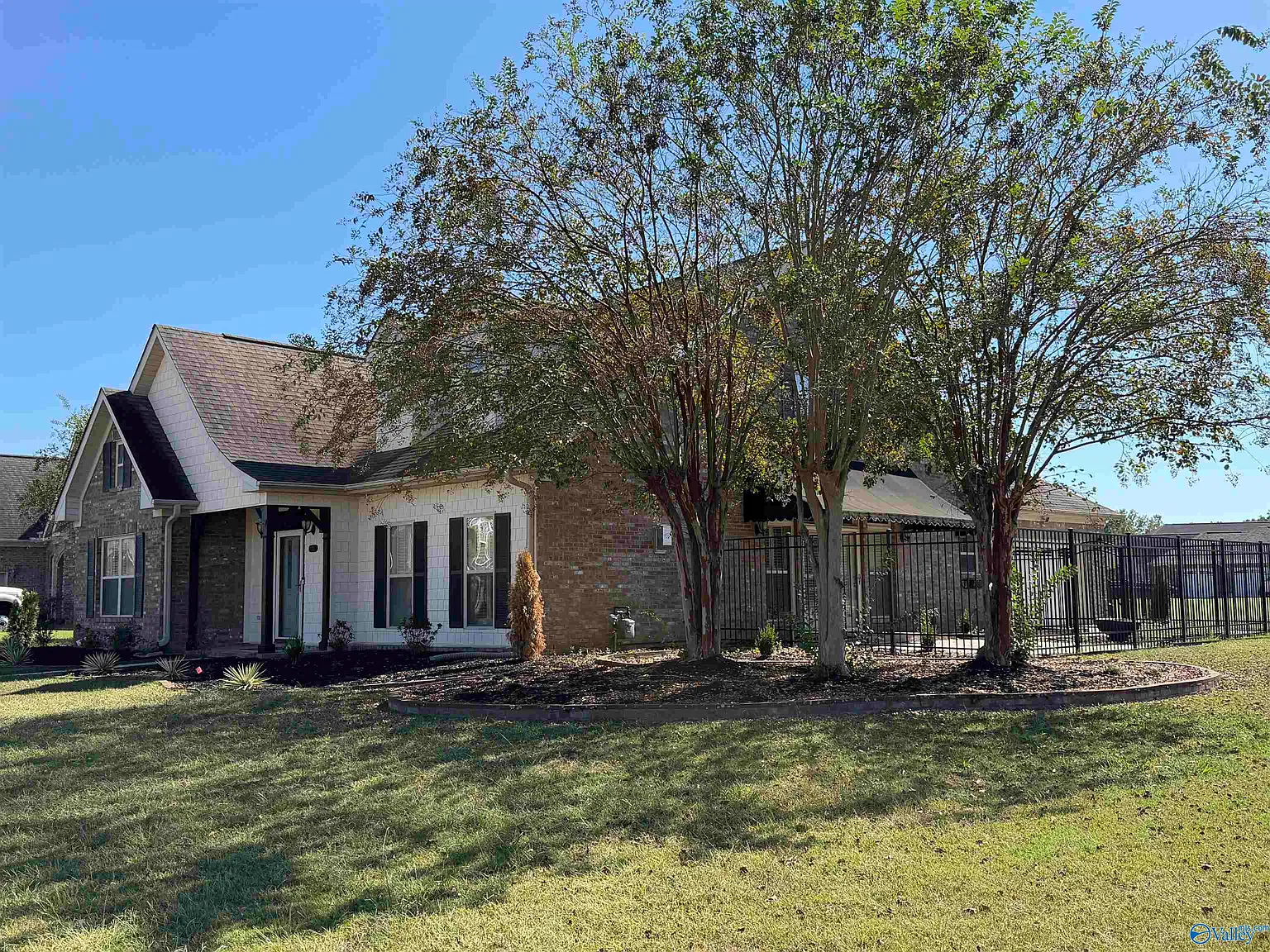 3 bed, 2.5 bath, 2300 sqft, $2,200 — Photo 2