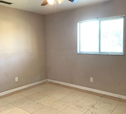 4th image of 611 SE 8th St