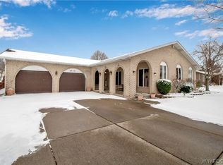 8040 Crestview Dr, Niagara Falls, NY 14304