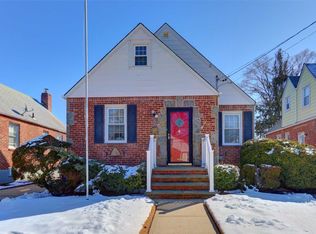 16 Jedwood Pl, Valley Stream, NY 11581