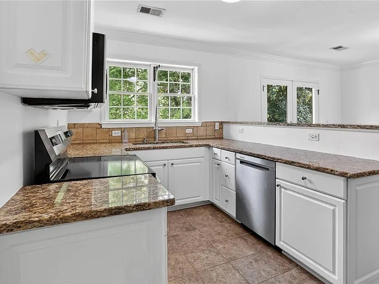 115 Peachtree Memorial Dr NW #C4 — Photo 2
