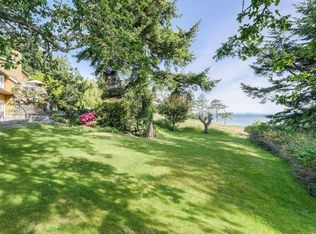 2550 Queenswood Dr, Saanich, BC V8N 1X5