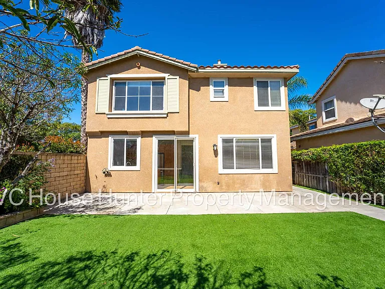 708 Entrada Dr — Photo 3