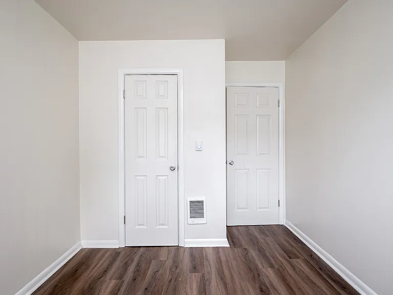 Clinton Court| Bedroom with Closet