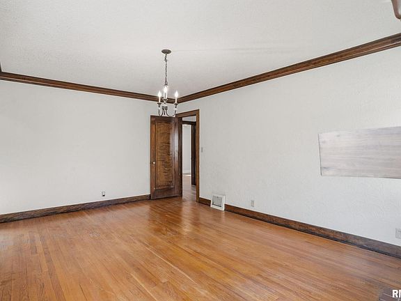 4th image of 2118 Arlington Ave