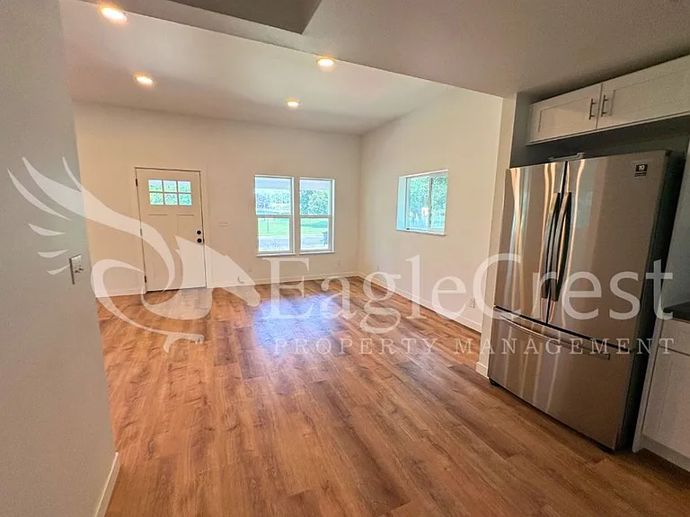 810 E Sumach St — Photo 6