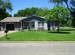 200 W Russell Ave, Bonham, TX 75418