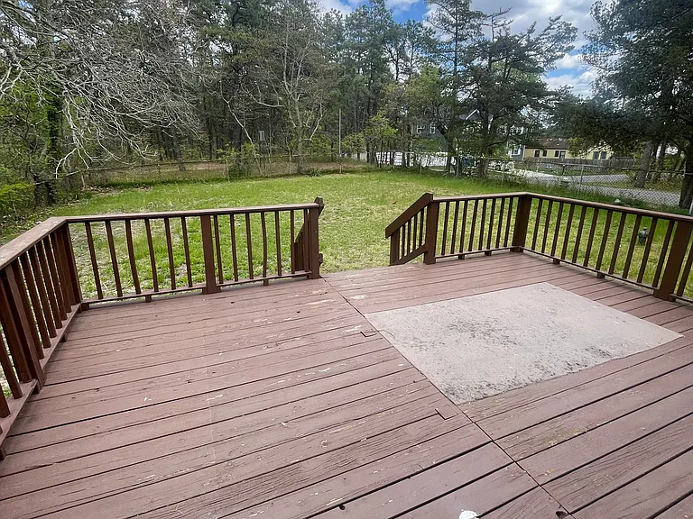1033 Montgomery Ave — Photo 3