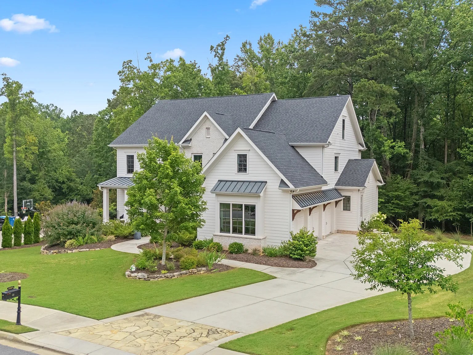 5 bed, 5.5 bath, 5089 sqft, $11,000 — Photo 2