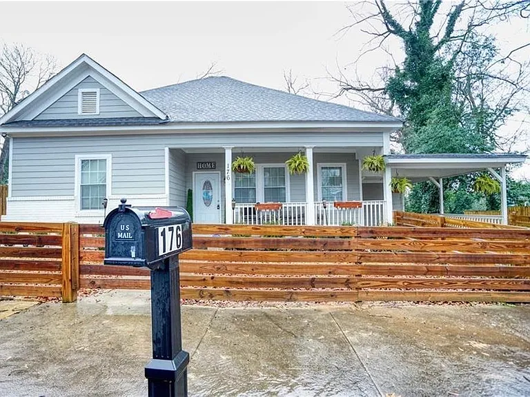 176 Racine St SW — Photo 1