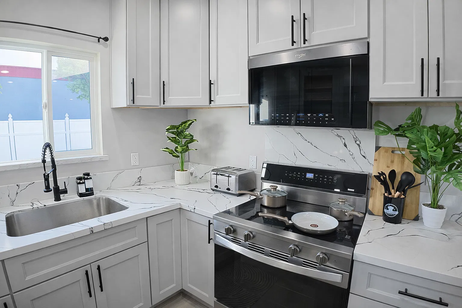148 E Rosslynn Ave — Photo 3