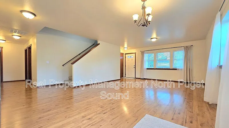 4 bed, 2.0 bath, 1653 sqft, $3,295 — Photo 4