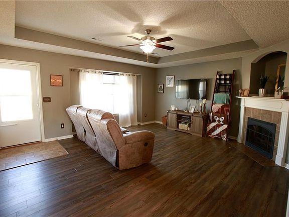 3rd image of 734 Iron Horse Dr