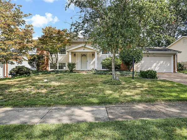 1352 Roth Hill Dr, Maryland Heights, MO 63043