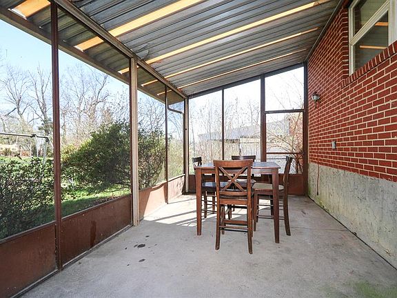 4th image of 1490 Balfour Ln