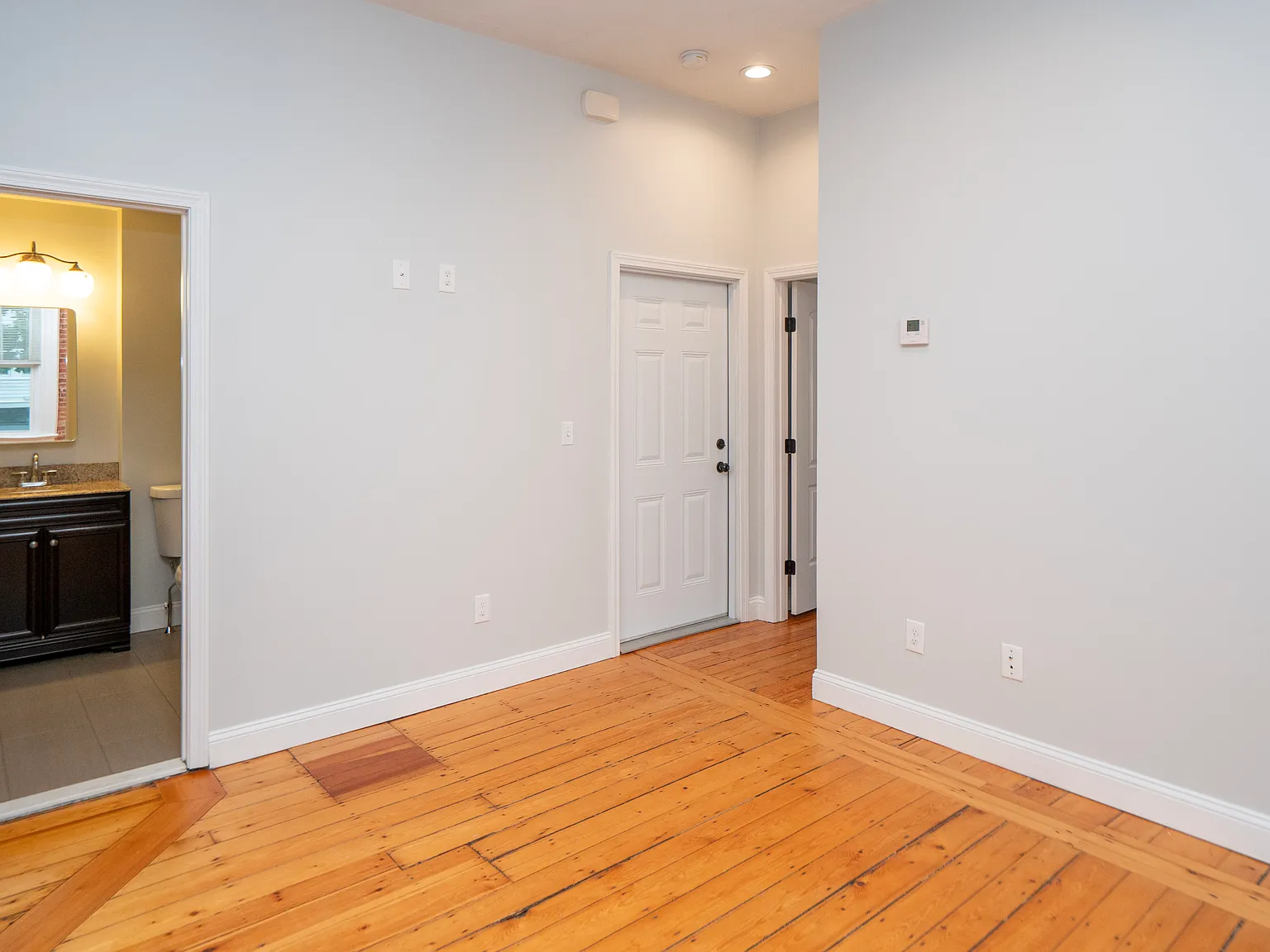 2 bed, 1000 sqft, $1,600 — Photo 4
