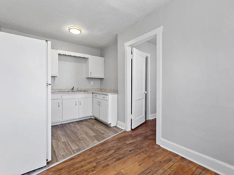 3933 Charlotte St — Photo 33