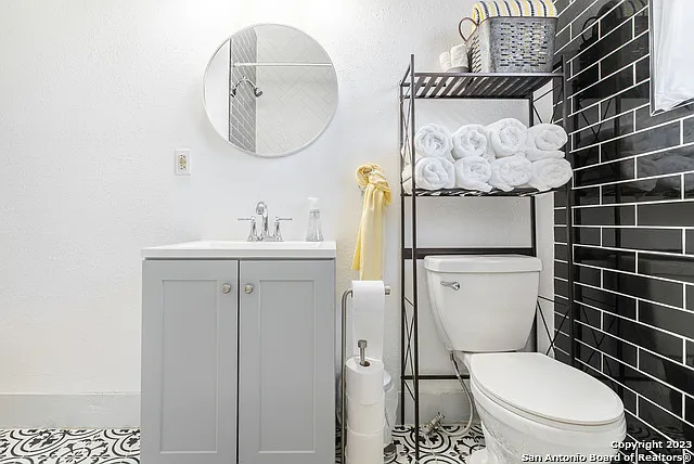 475 E French Pl — Photo 33