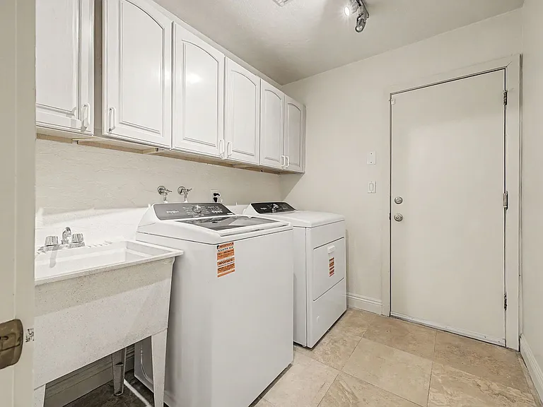 3172 Bel Air Dr — Photo 32