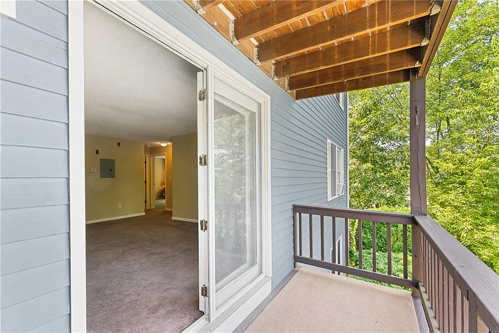 Oak Hill Condominiums — Photo 3