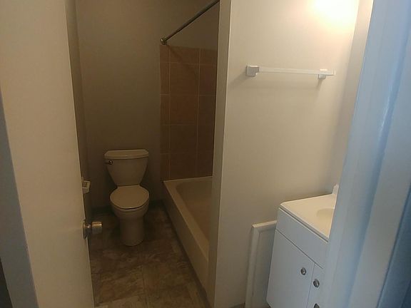 5th image of 923 Eaton Ave APT D