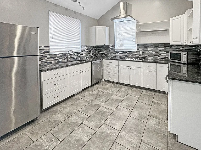 1712 Michigan St NE — Photo 5