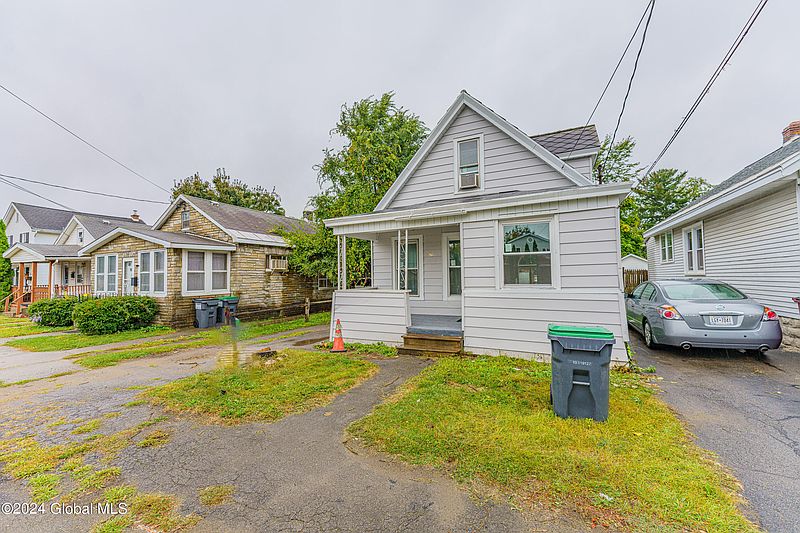 2nd image of 2865 Plunkett Avenue