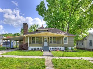 808 Walnut St, Carthage, MO 64836