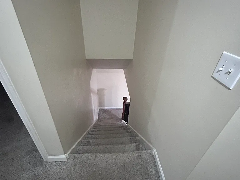 325 London Ln — Photo 9