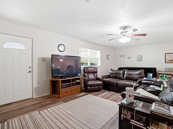 3rd image of 209 Red Oak St