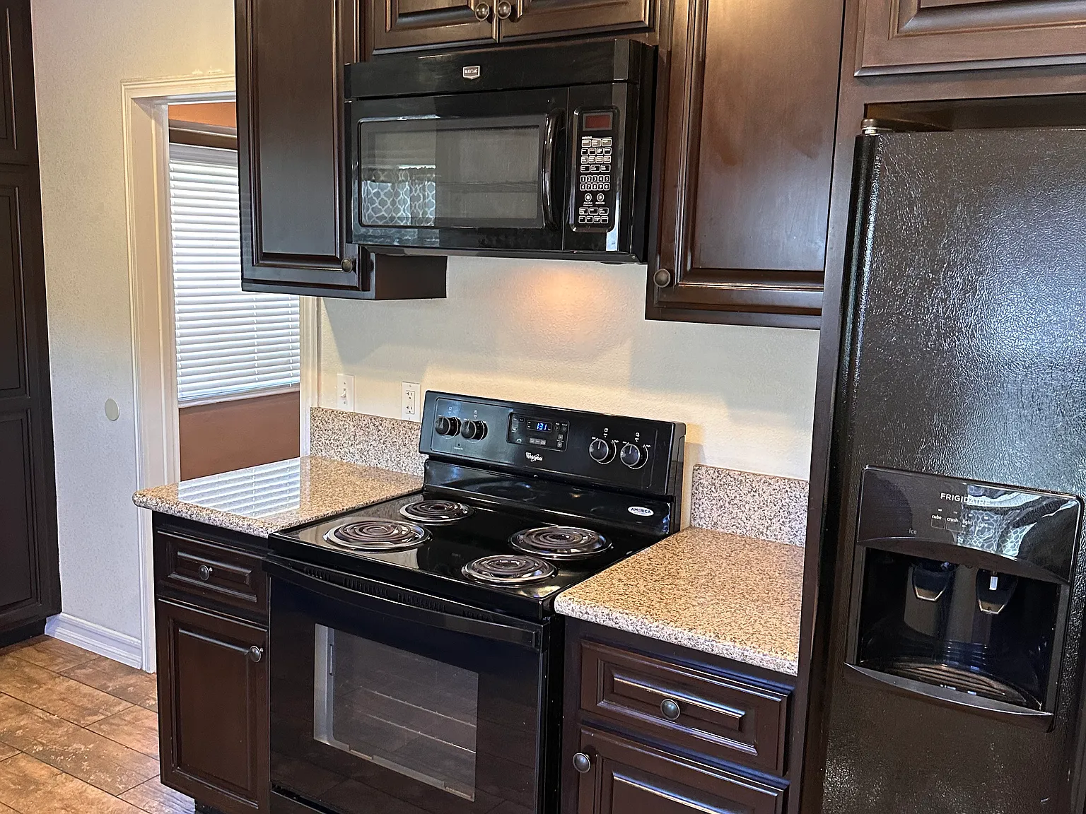 2 bed, 980 sqft, $3,300 — Photo 2