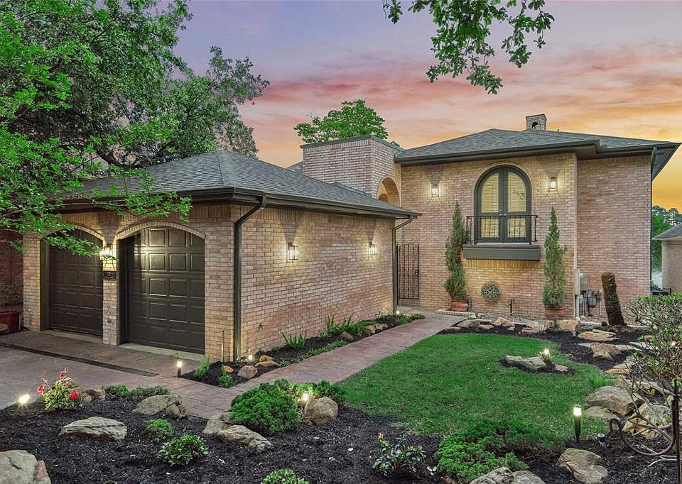 Welcome home to your new waterfront home at 125 Winthrop Harbor North in prestigious Bentwater on Lake Conroe. Beautiful juliette balcony greets you on the way to the front door.