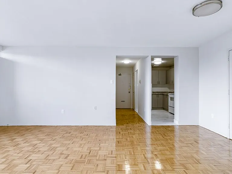 1219 Dundas St W — Photo 5