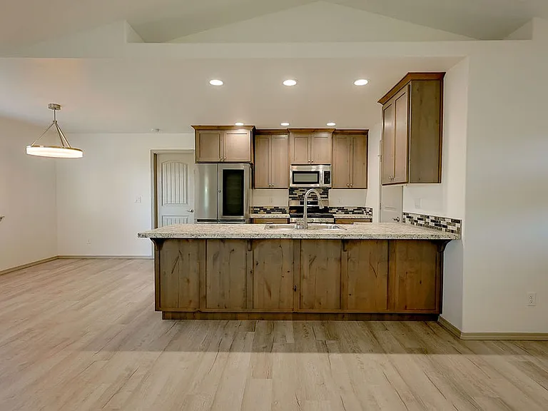 709 E Avenue K — Photo 9