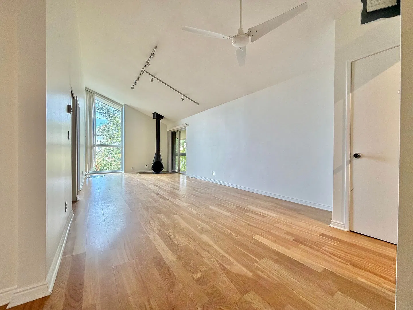2-Bedroom SLC Apartment with Balcony + Parking + Most Utilities Included! — Photo 2
