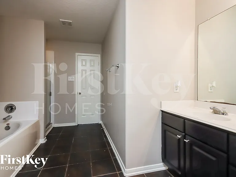 5619 Cinnamon Lake Dr — Photo 10