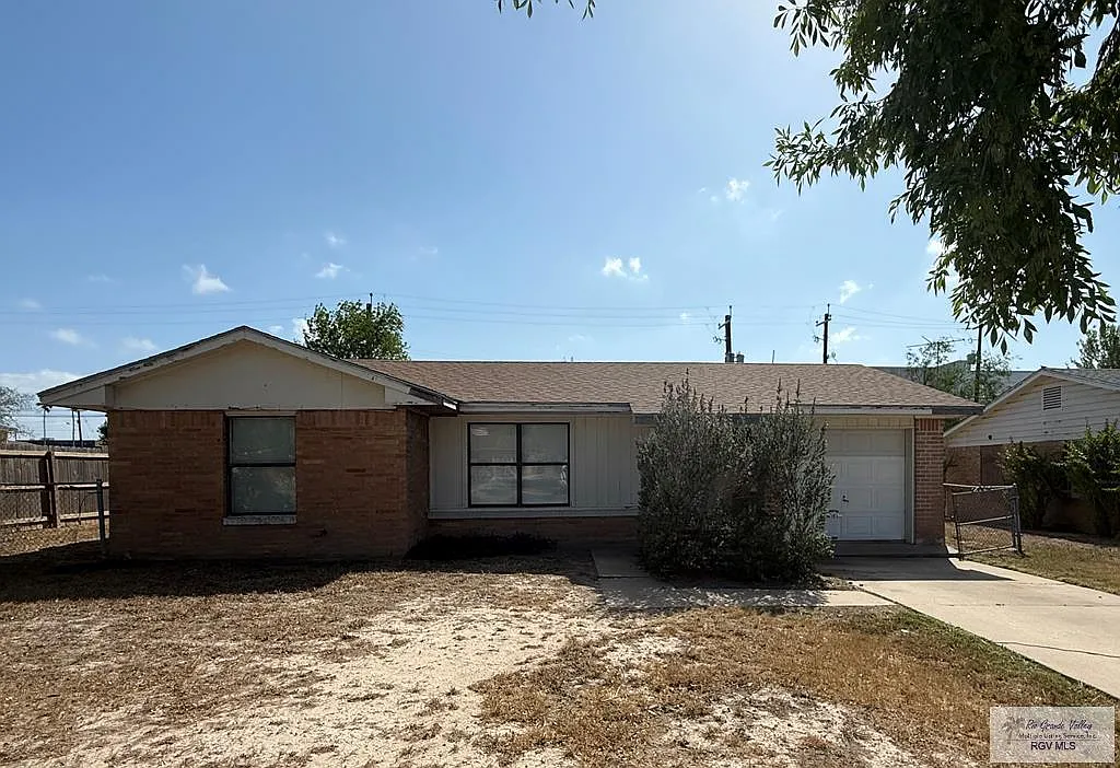 3 bed, 1.0 bath, 961 sqft, $1,200 — Photo 1