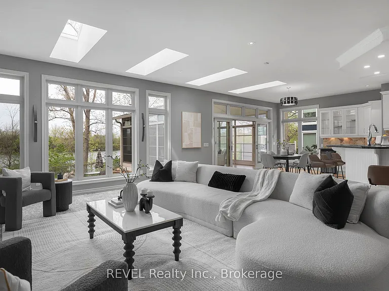 661 Clarence St — Photo 17