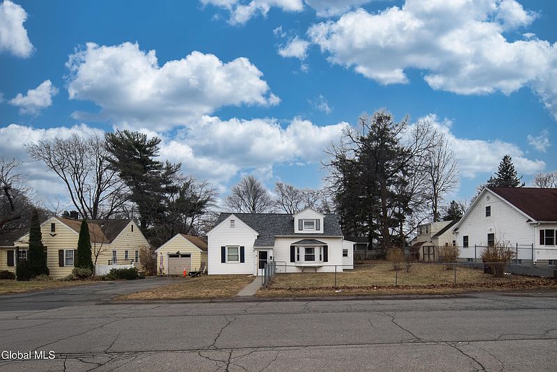 2nd image of 16 Lake Road