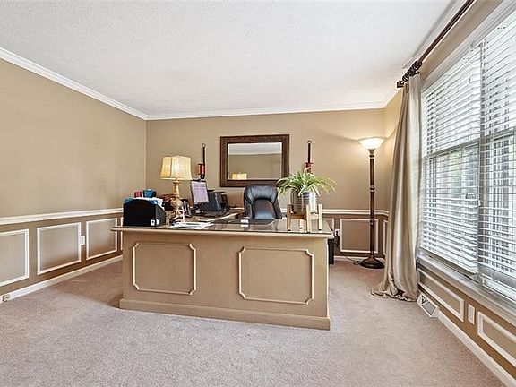 5th image of 222 Elmhurst Cir