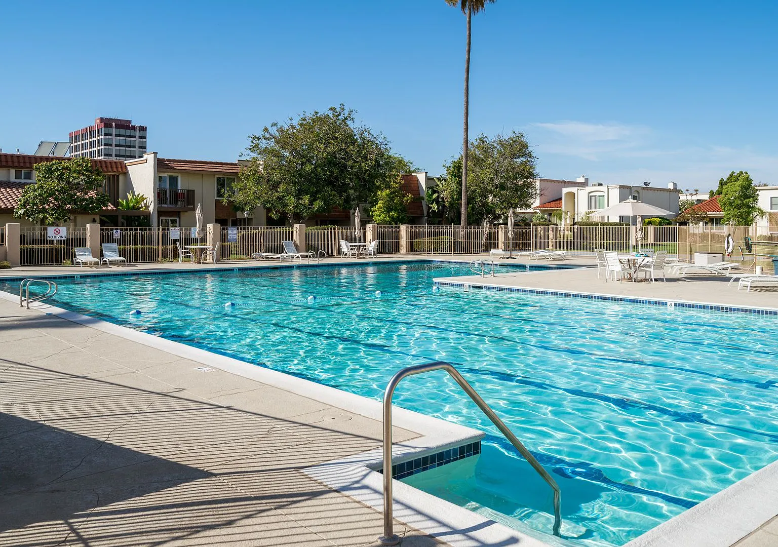 Pacific Bluffs_Beach Close-Excellent Amenities 3Bed 2 Bath Townhome & 2car garage — Photo 2