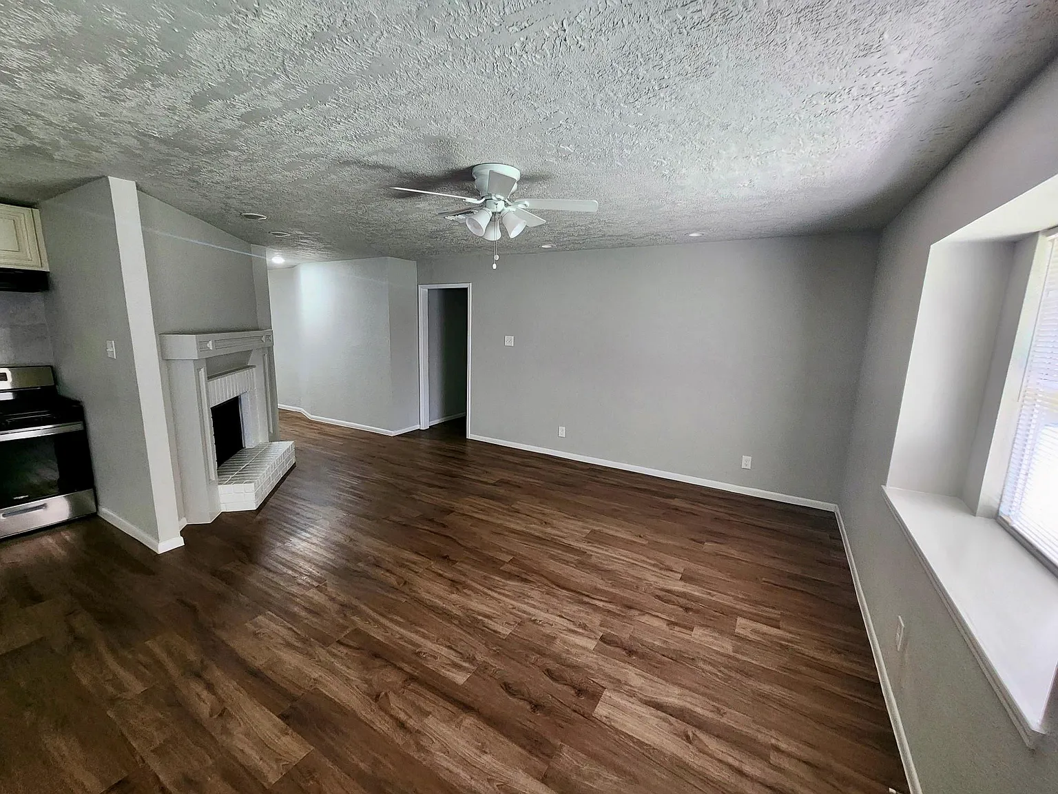 3 bed, 2.0 bath, 1399 sqft, $2,000 — Photo 2