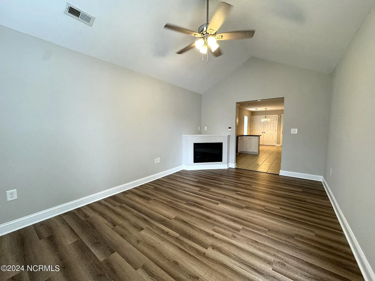 2 bed, 2.0 bath, 1040 sqft, $1,175 — Photo 2